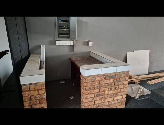 100M² BUSINESS TO LET IN MINNEBRON
